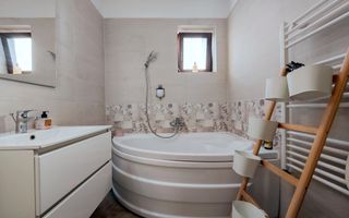 Prima inchiriere, vila cocheta, cu accente exotice - Poză 6