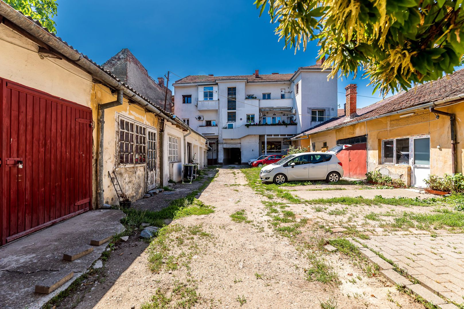 Apartament în centru cu acces auto și garaj propriu - Poză 7