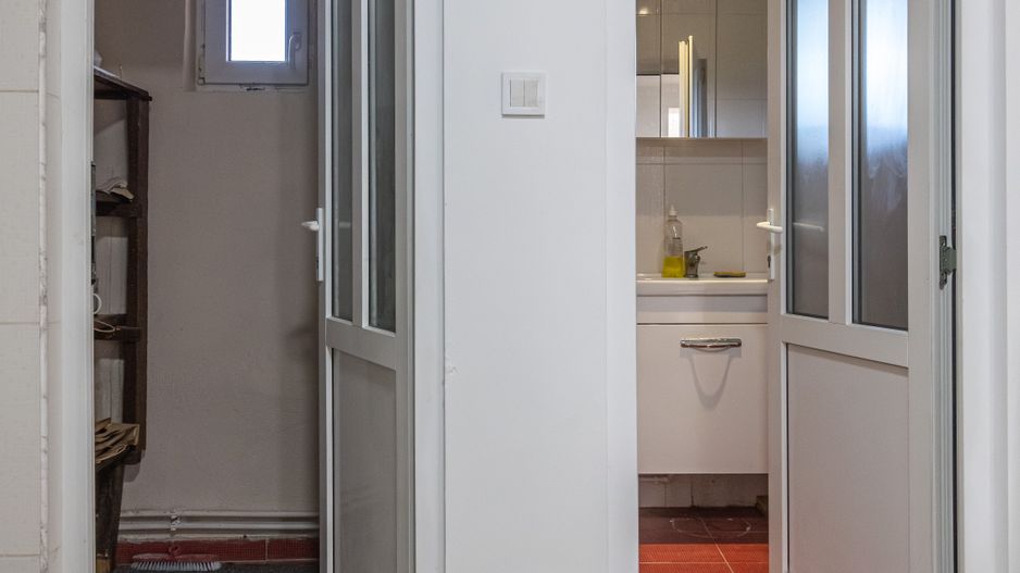 Casă spațioasă cu potențial de renovare și personalizare, în Viișoara - Poză 8