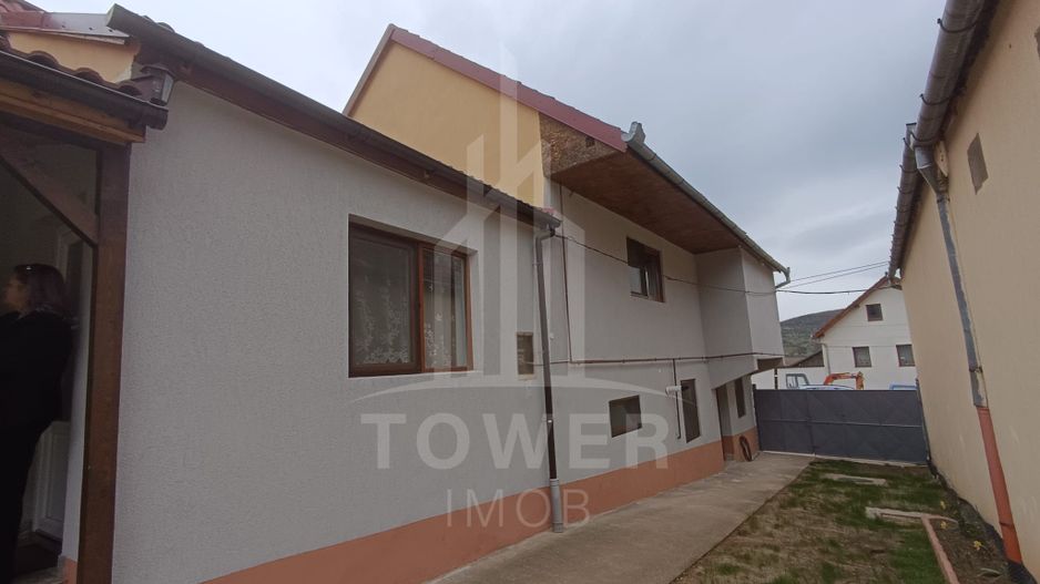 Casă de vânzare în satul Roșia cu vedere panoramică spre Munții Făgăras - Poză 1