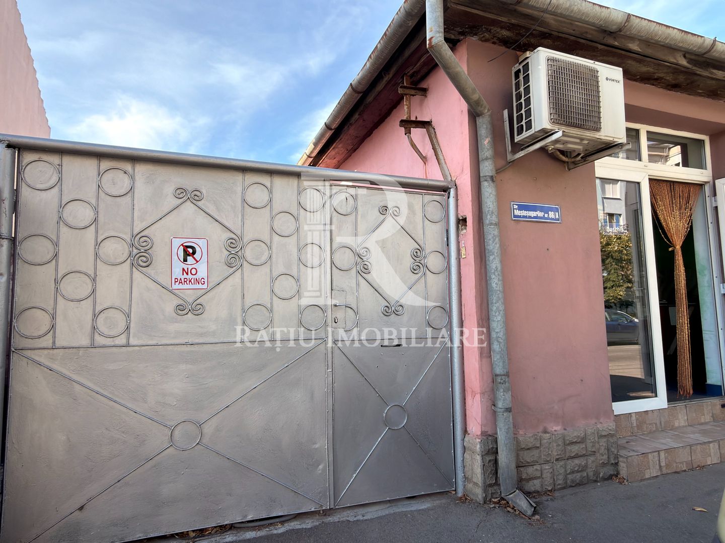 Casă cu spațiu comercial la stradă | Curte | Grădină | Oradea - Poză 1