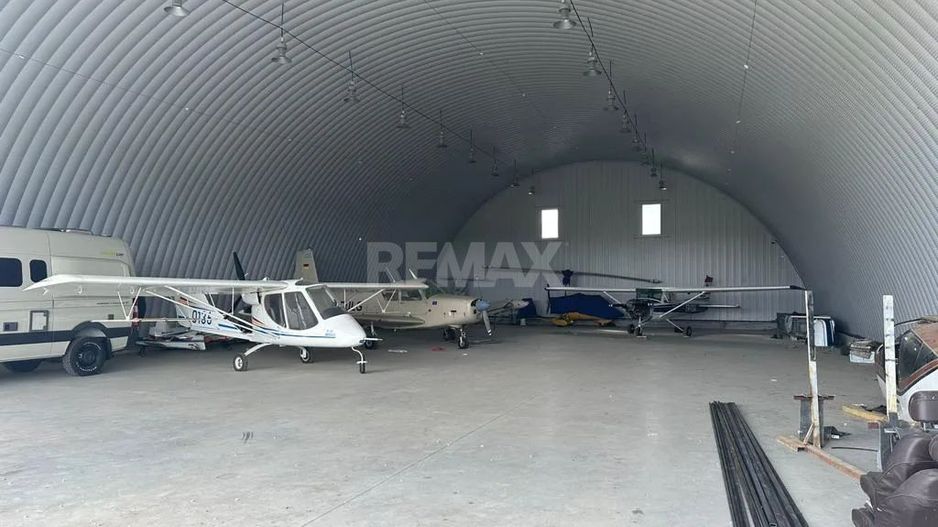 Aerodromul Horesti 24 ha teren + 1400 m2 hangare și 550 m2 cladire administrativa - Poză 10