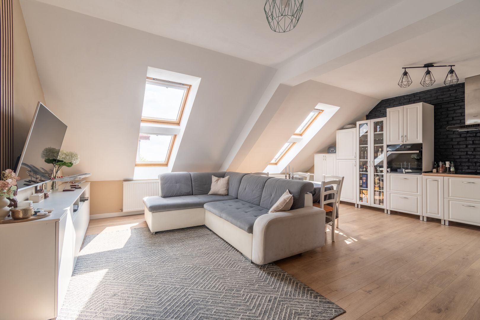 Apartament 3 camere de vanzare Bună Ziua str. Costache Negri Parcare - Poză 1