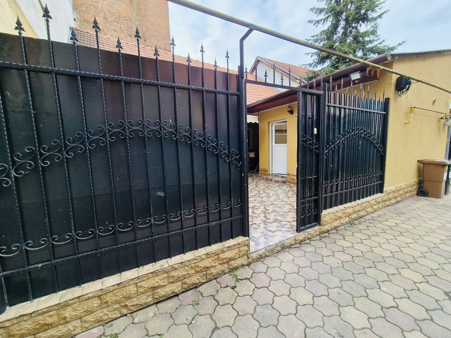 Casa cu teren , ULTRACENTRAL , singur in curte - Poză 1