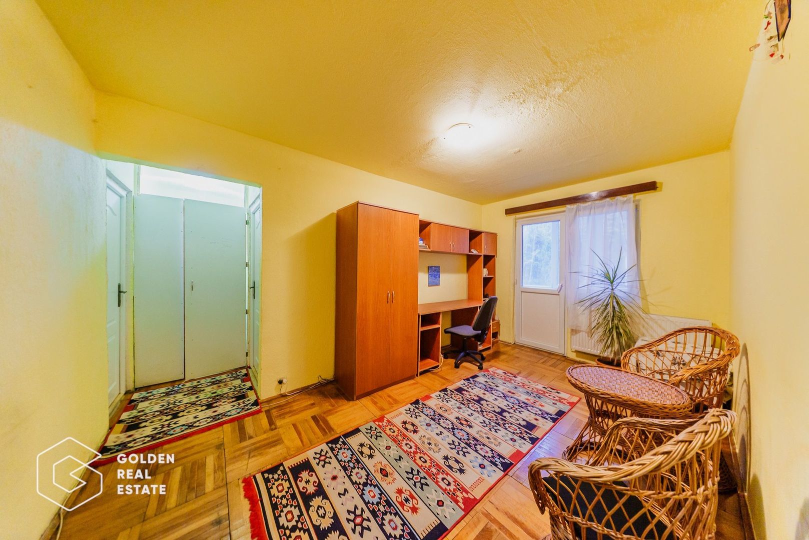 Apartament  4 camere, etaj 1, zona Vlaicu, centrală proprie, loc de parcare - Poză 1