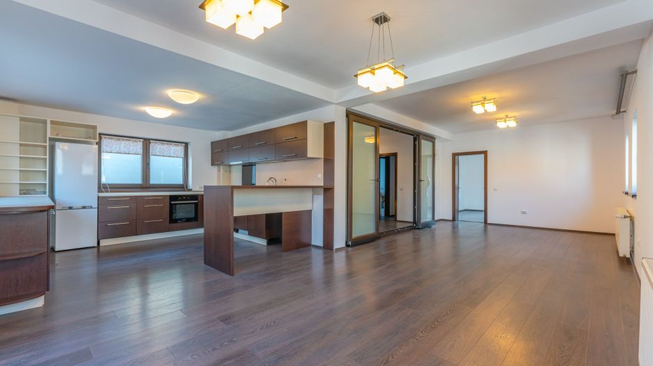 Casă modernă cu garaj și 4 dormitoare, aproape de Piața Sfatului - Poză 2