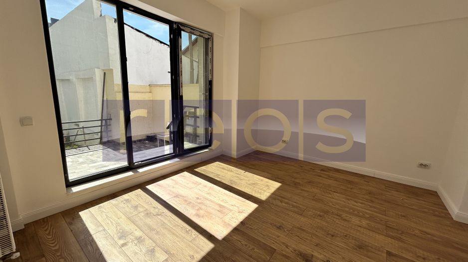 VANZARE APARTAMENT 3 CAMERE + CURTE 150 MP | ZONA ANDRONACHE | RENOVAT - Poză 1