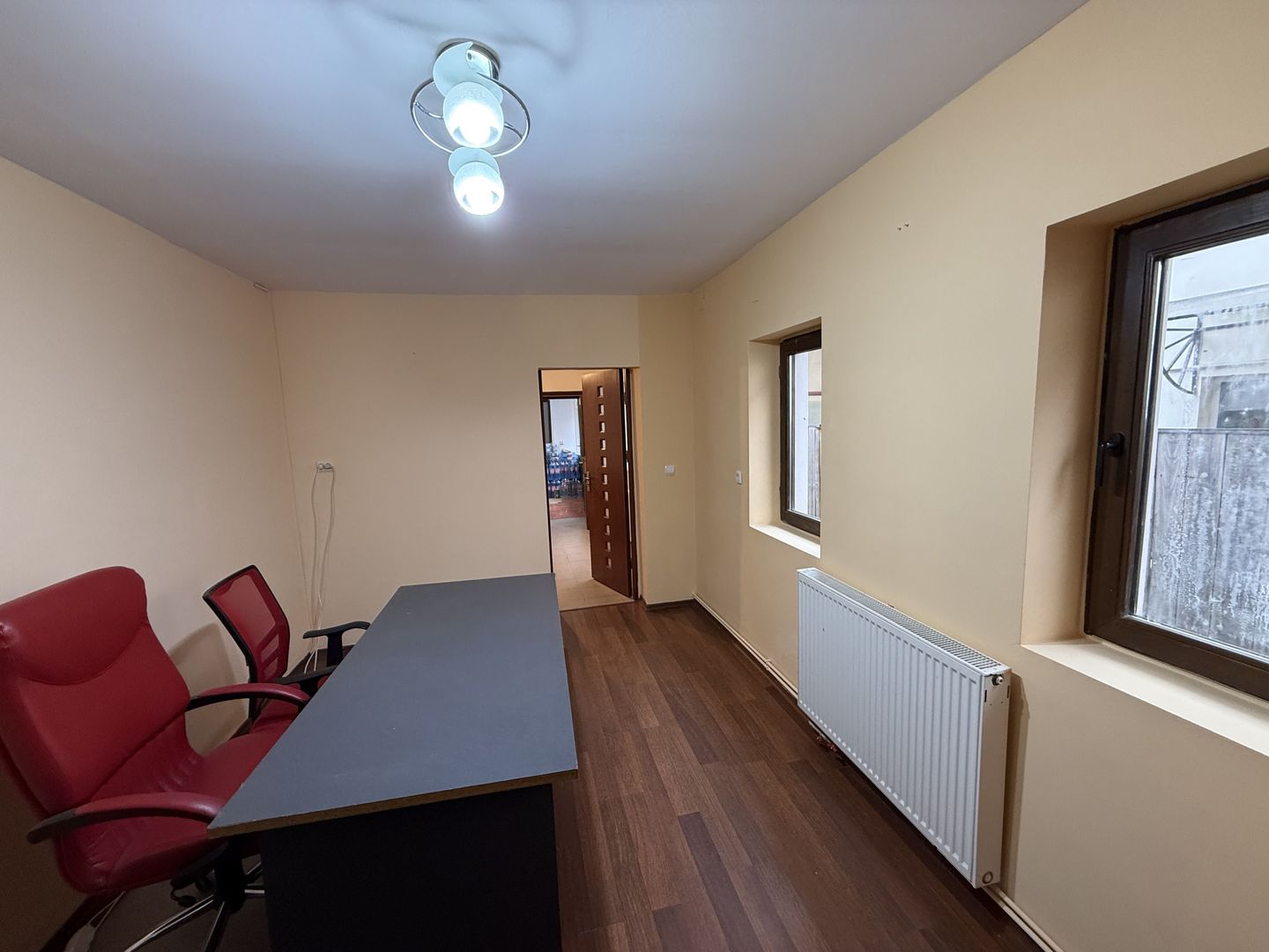 Spațiu de închiriat în Vilă - 2 camere+birou+curte în Campina - Poză 3