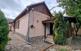 Casă cu 3 camere, anexă și teren de 901 mp – Pecica, zonă centrală