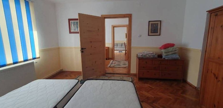 Casa cu suprafata de 140mp si teren 542mp,centrul localitatii Cristian - Poză 3