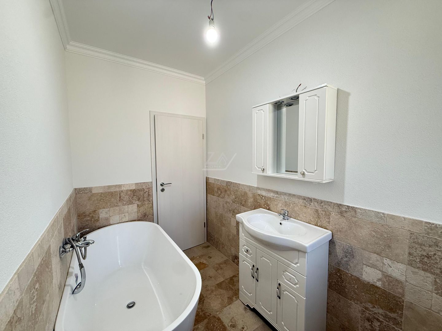 Locatie excelenta. Spatios 60 mp. Dressing. Asfalt. Loc de parcare. - Poză 5