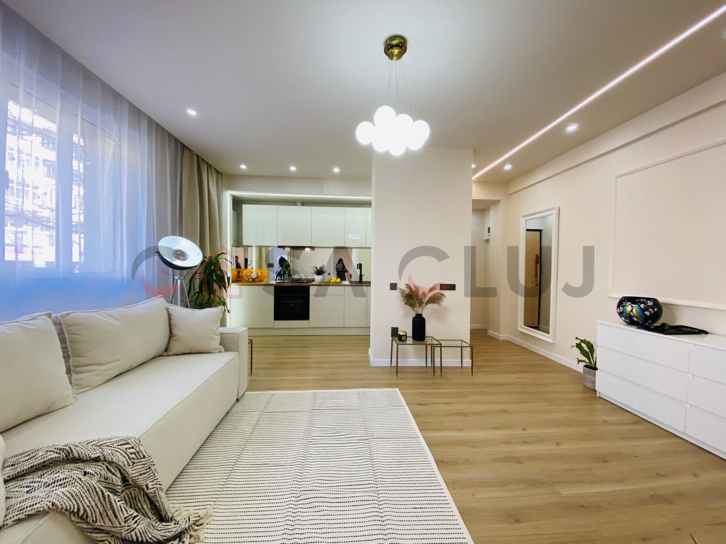 Apartament La Cheie, ultrafinisat,  Horea!! - Poză 2