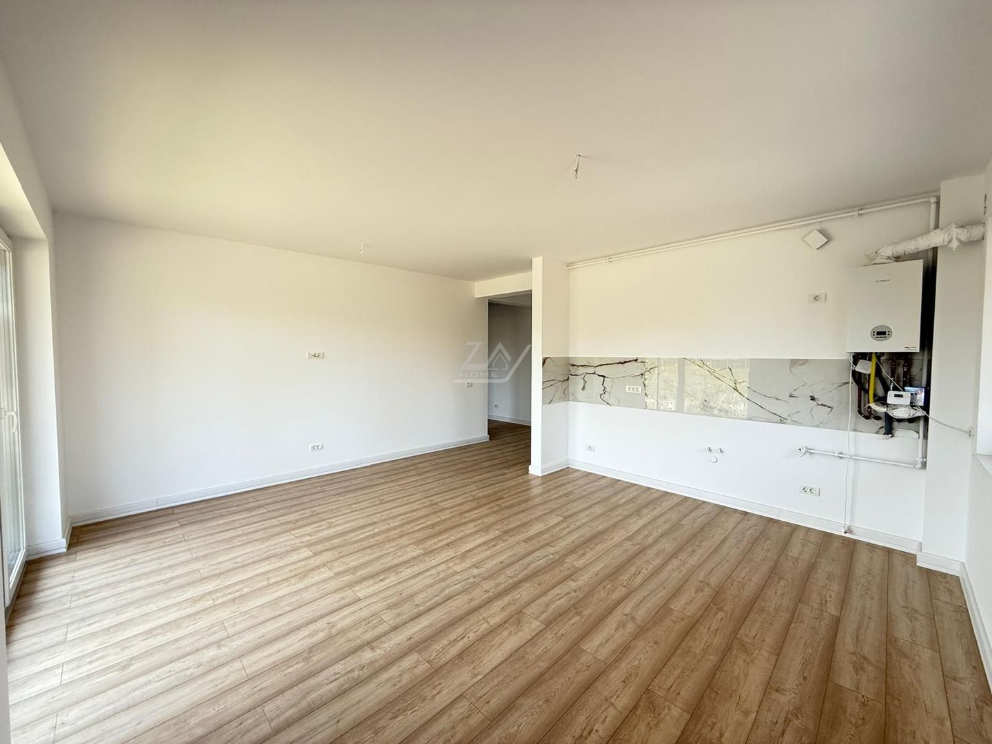 Finalizat. Gradina proprie.Pozitie excelenta - la asfalt. Loc de parcare. - Poză 1