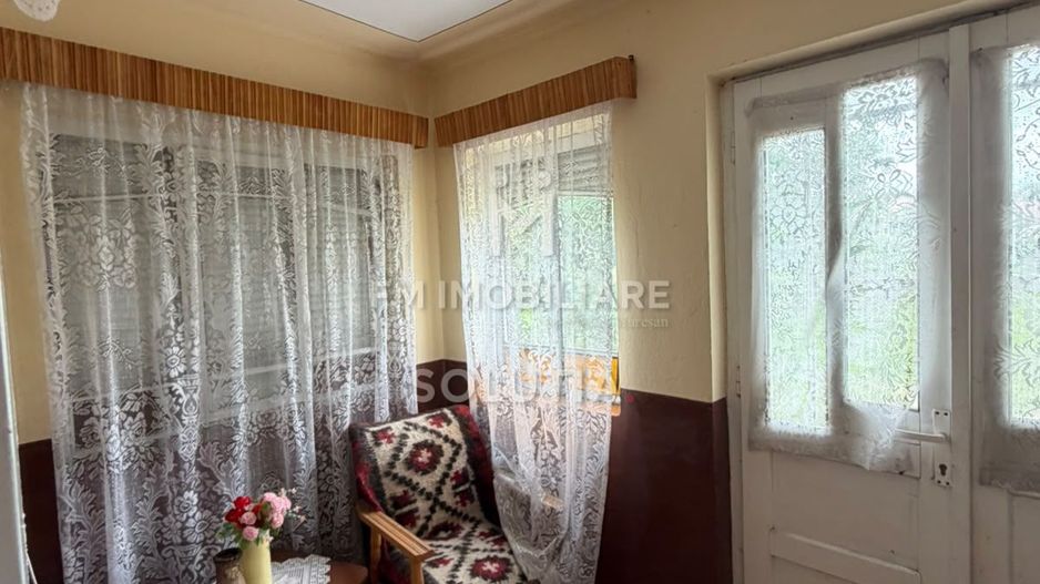 Casă cu teren generos în Buciumi - Poză 11