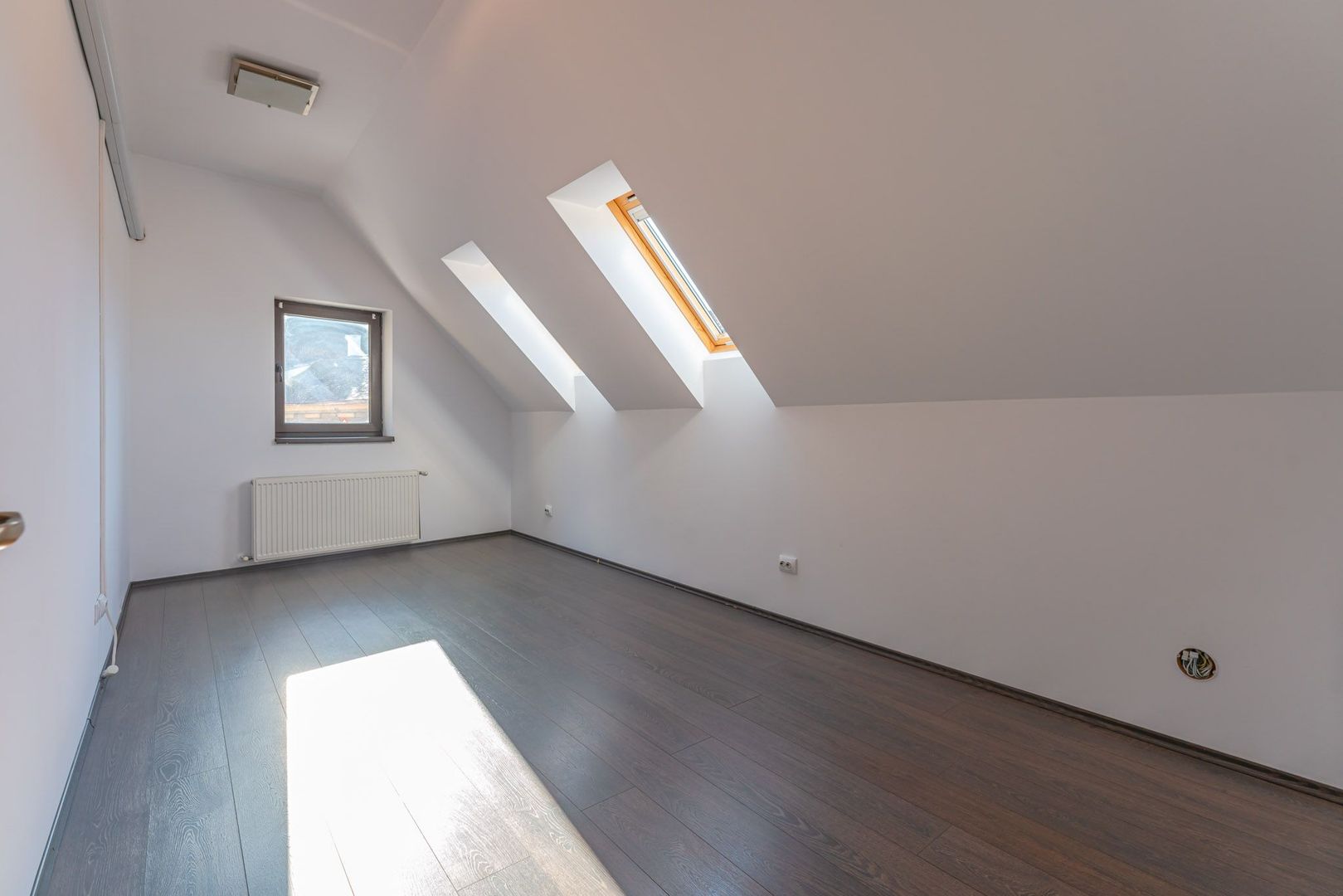 Casă modernă cu garaj și 4 dormitoare, aproape de Piața Sfatului - Poză 22