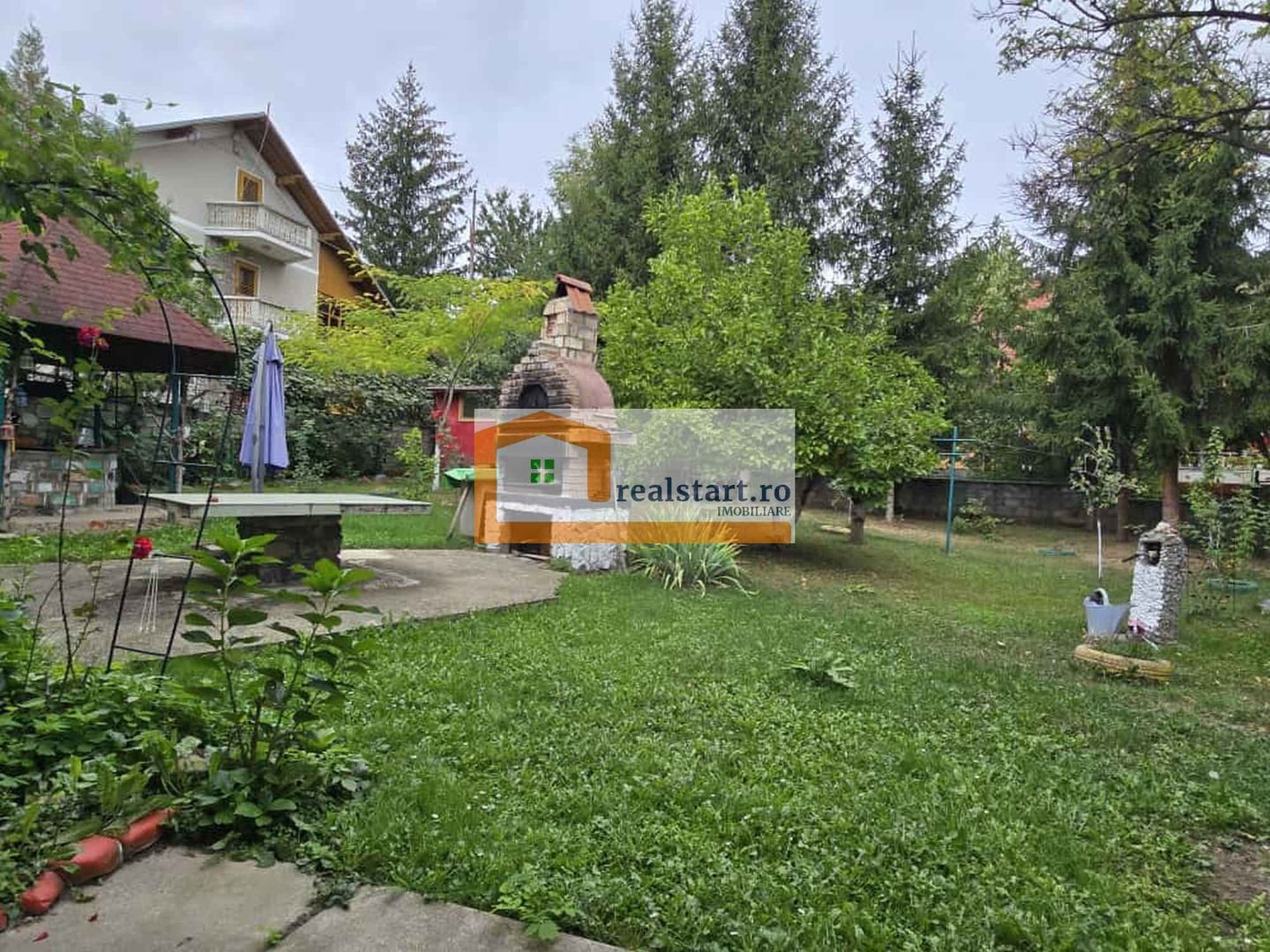 Vedere padure, panouri solare si fotovoltaice, pompa de caldura,  semineu - Poză 6