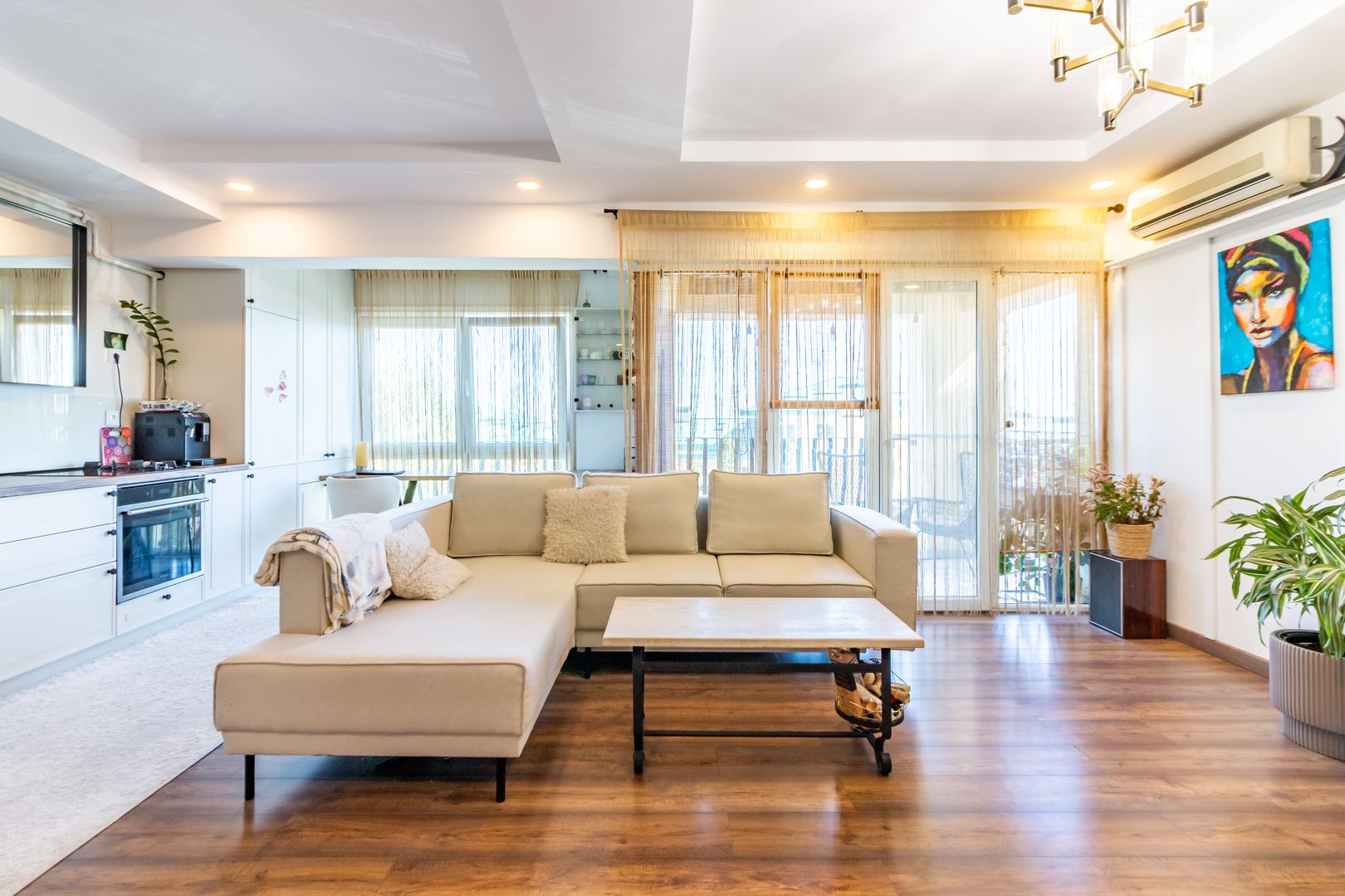 Apartament în Cosmopolis Renovat Modern - Poză 1