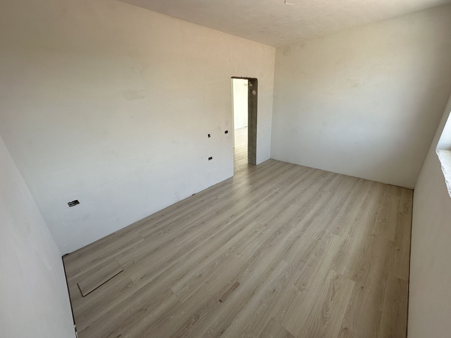 Apartment bloc nou cu lift si loc de parcare inclus - Poză 3
