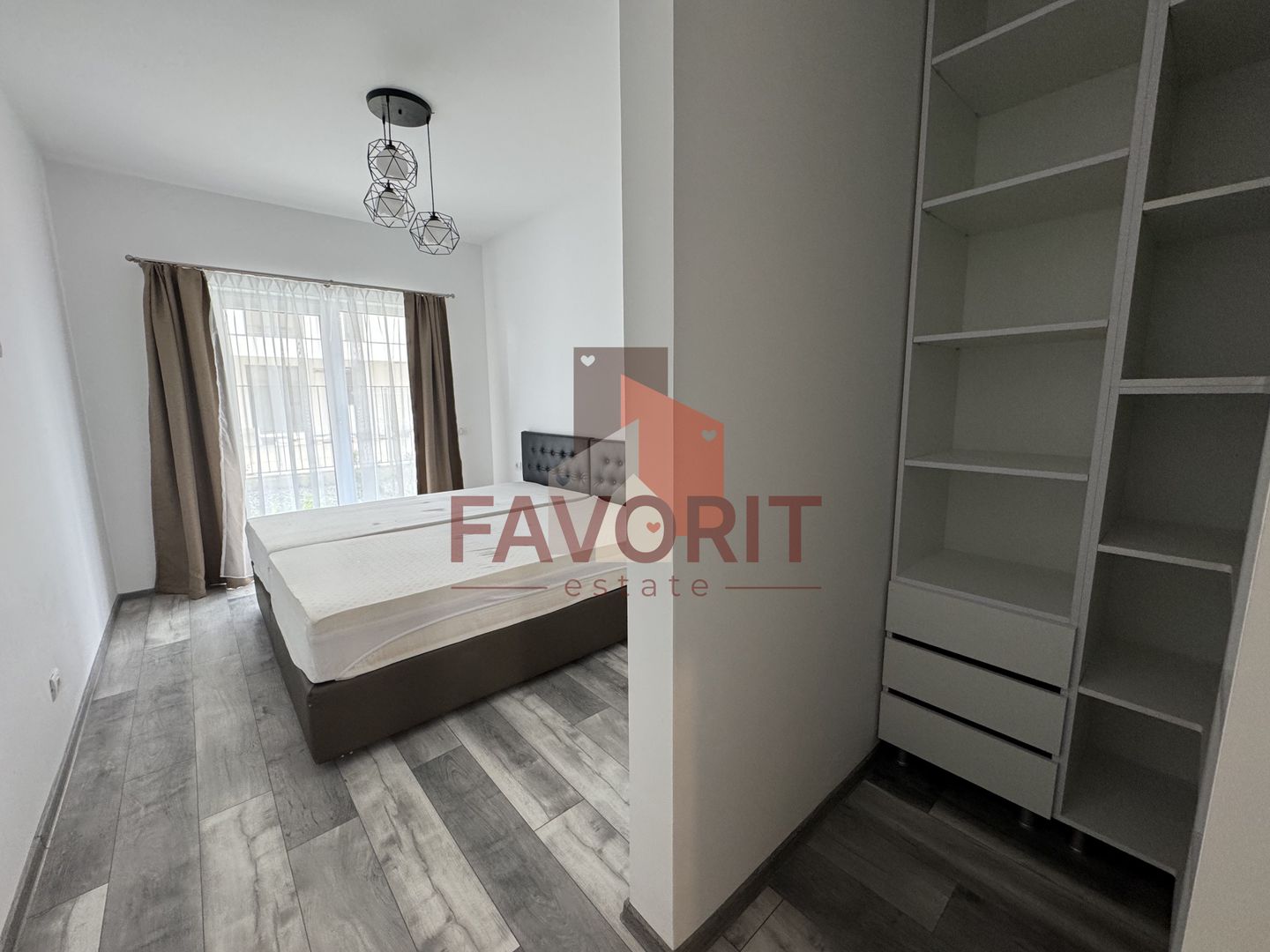 Mobilat si utilat. 2 locuri de parcare. Curte privata in CF - Poză 6