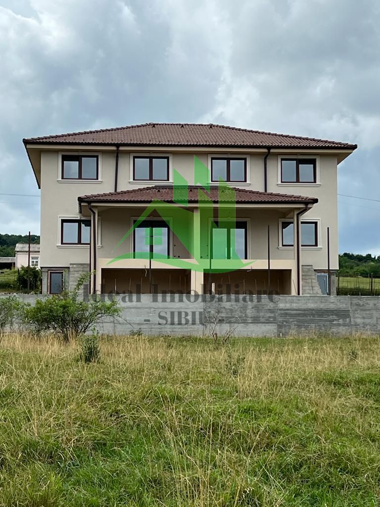 Casa Tip Duplex cu 4 camere si 366 mp teren, in Cisandie - Poză 9