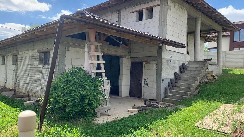 Casă la roșu,  – Oradea, str. Caișilor. 175 000 E . Comision 0 - Poză 1