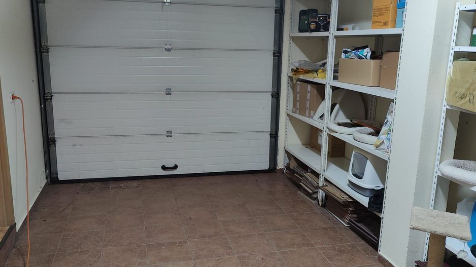 Vila spatioasa ideala pentru diferite activitati sau ptr.locuit -NEMOBILATA - Poză 12