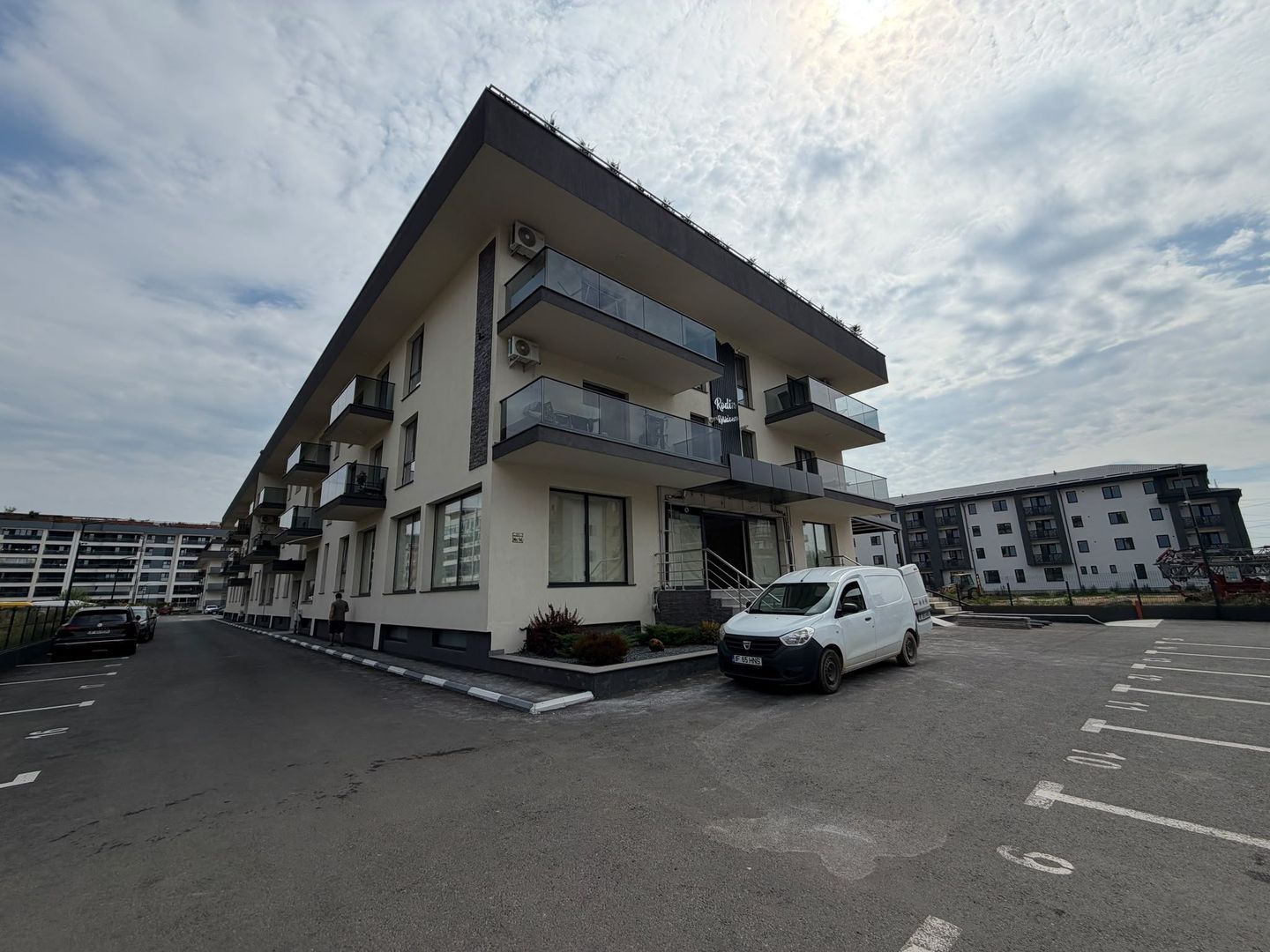 AP. 2 CAMERE -  MUTARE IMEDIATA, PARCARE+BOXA INCLUSE, COMISION 0% - Poză 1