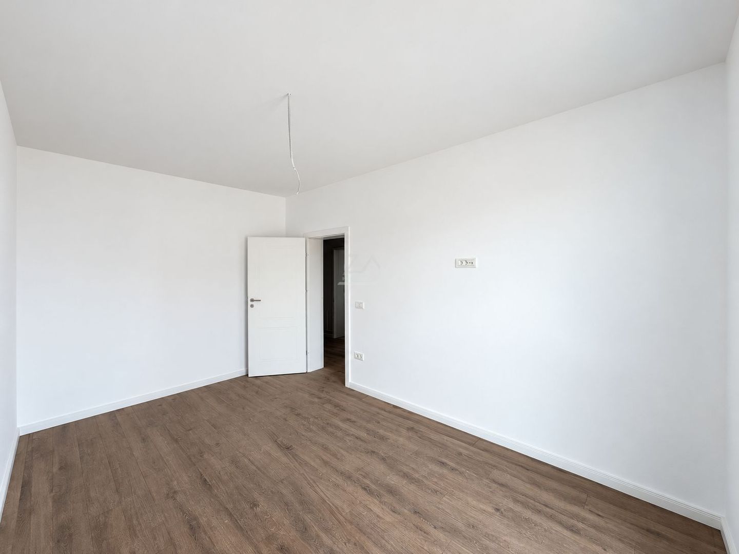 Apartament nou cu bucatarie inchisa. Clima. Langa magazin si transport in comun. - Poză 8