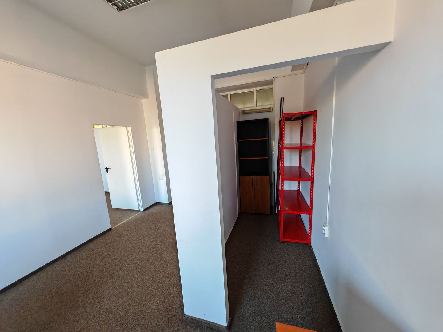 Birouri spatioase in cladire de birouri - Poză 6