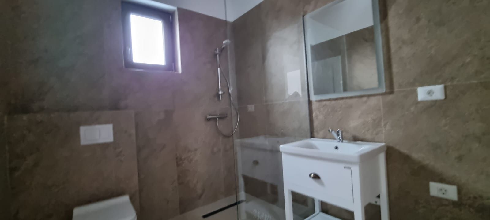 Reședință Modernă cu Finisaje Distinse - Poză 8