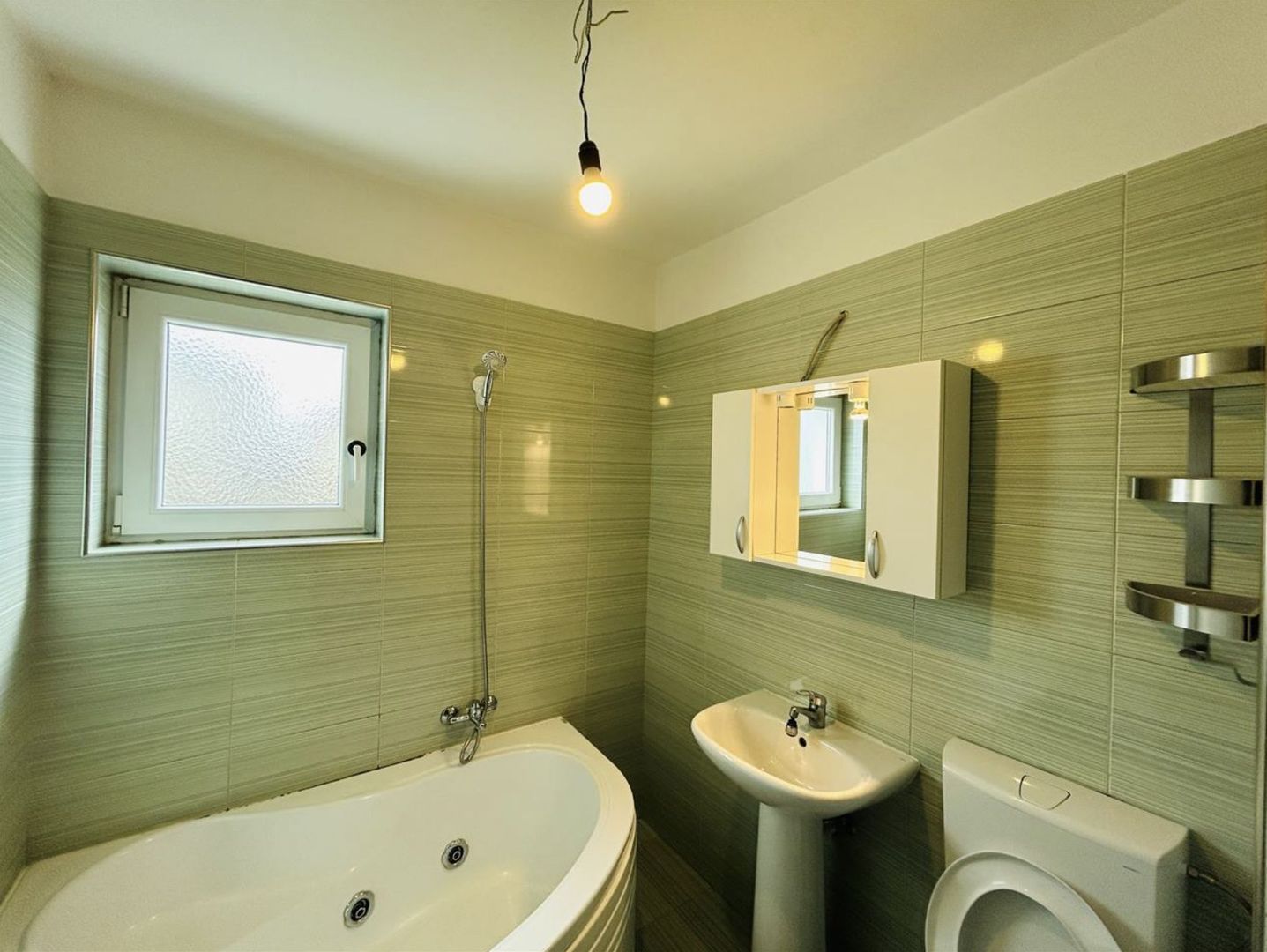 Apartament 2 camere, la cheie, balcon, boxa, loc de parcare - Poză 4