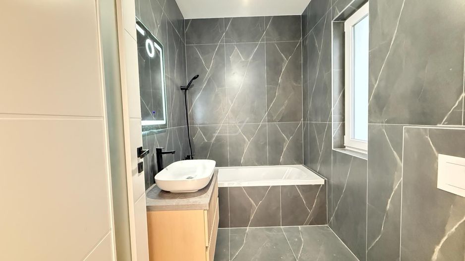 Disponibil imediat. Etaj 1. Bucatarie inchisa. Loc de parcare. Drum asfaltat. - Poză 5