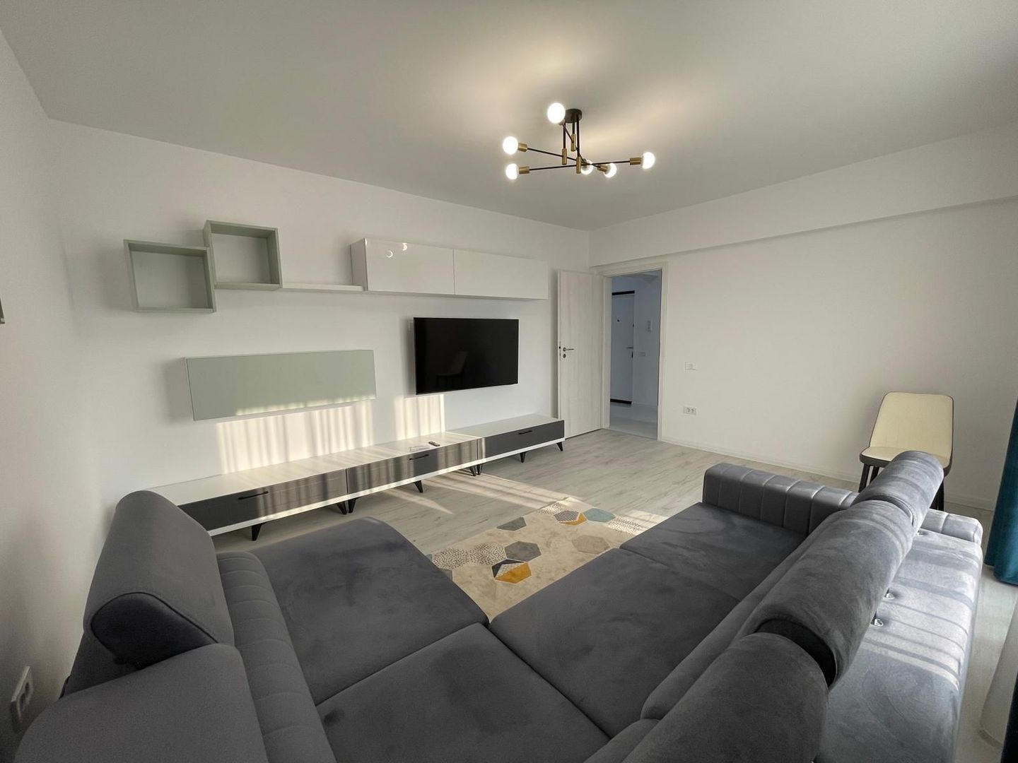 AP. 2 CAMERE- APARATORI,PARCARE INCLUSA, MASINA DE SPALAT VASE, METROU - Poză 2