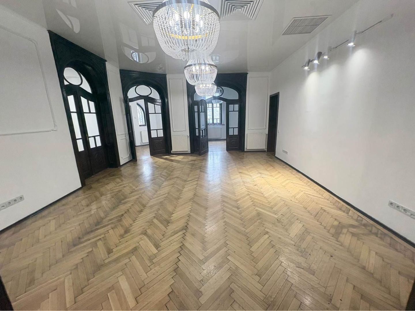 Apartament deosebit în vilă interbelică | Zonă centrală | 6 camere - Poză 1