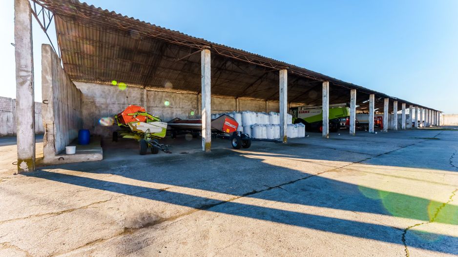 Platformă betonată lângă Autostrada. - Poză 8