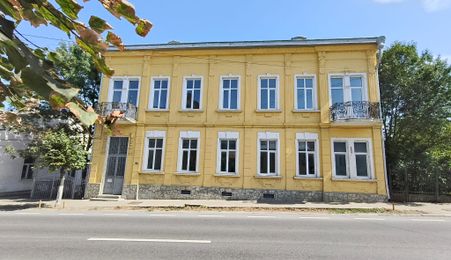VÂNZARE/SCHIMB CU TEREN  - Clădire interbelică, centru oraș Siret