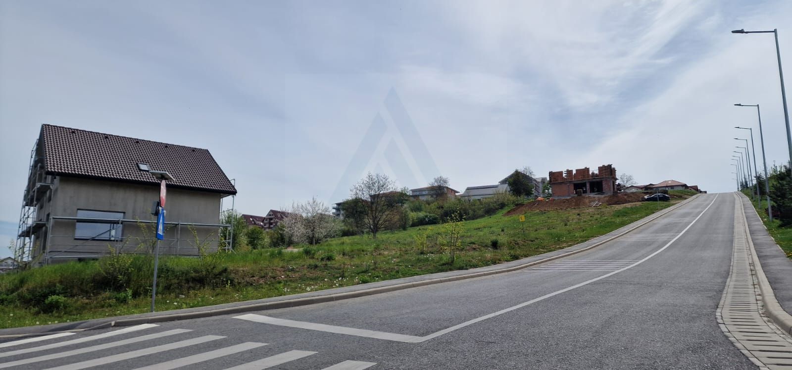 Teren intravilan 517 mp cu utiliati la drum principal in zona Tilisca - Poză 1