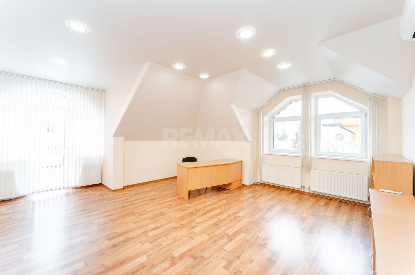 Se oferă spre închiriere casă în centrul orașului, ideală pentru birouri, clinică sau centru educați - Poză 6