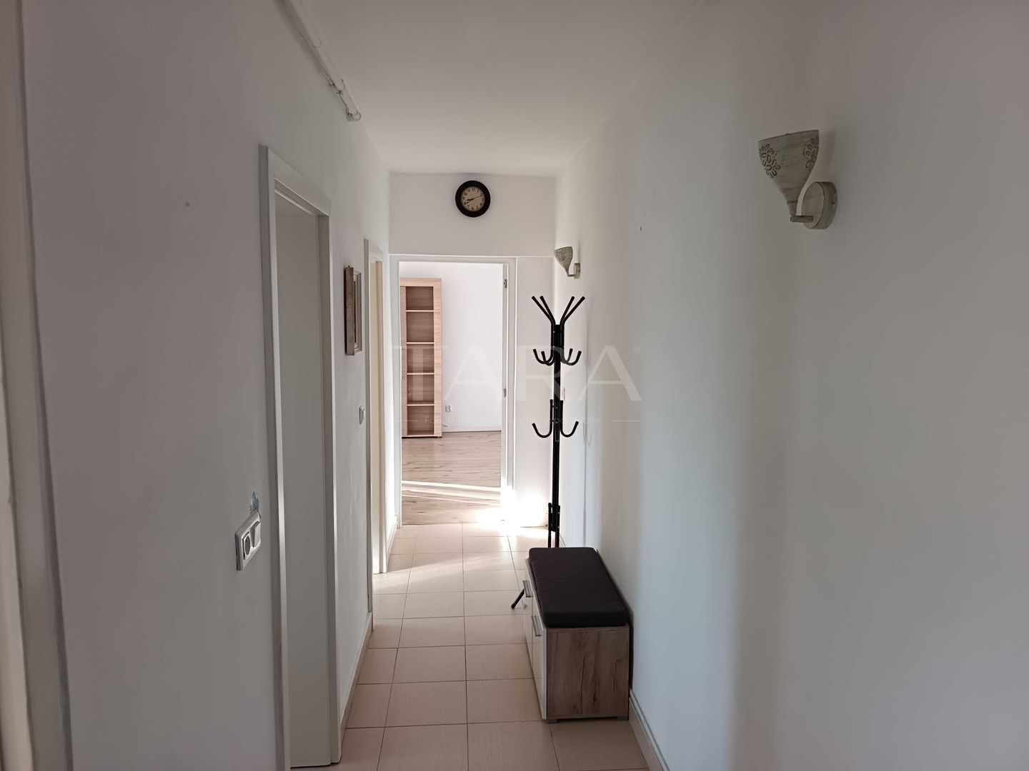 Apartament cu 2 camere, decomandat, balcon și parcare. - Poză 1