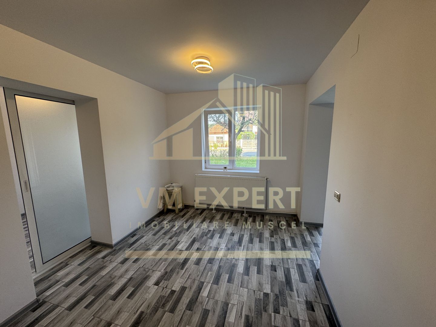 SPAȚU COMERCIAL 34 MP CAMPULUNG VIZAVI DE CENTRU MEDICAL CLUBUL SANATĂȚII - Poză 2