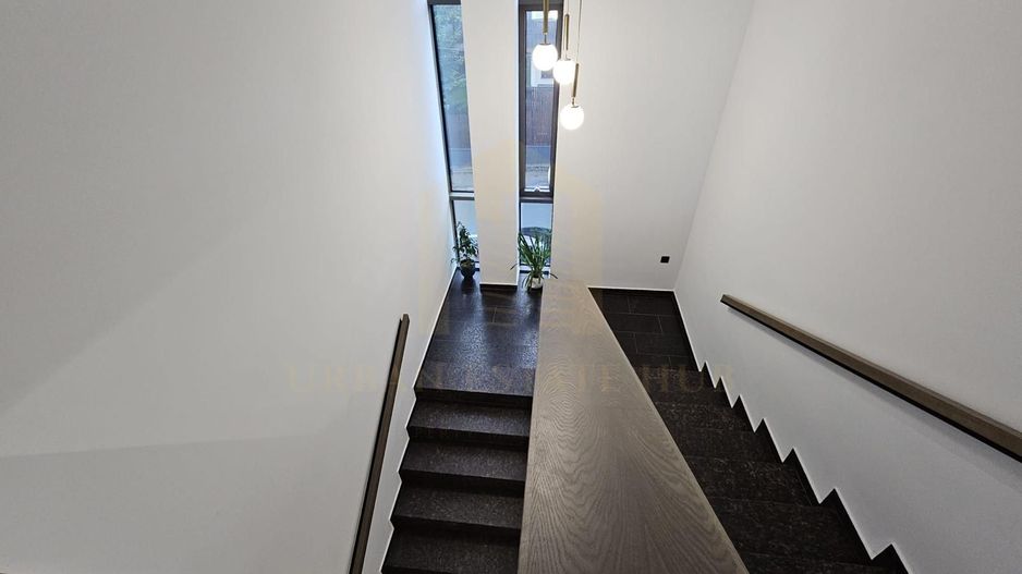 Vanzare  cladire cu 2 apartamente,  600 mp, garaje subterane, Andrei Muresanu - Poză 7