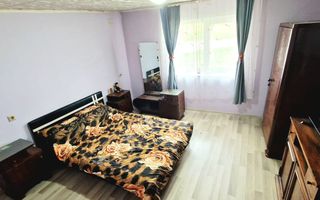 Vand casa recent renovata cu 900 mp curte si gradina in Carpinis - Poză 2