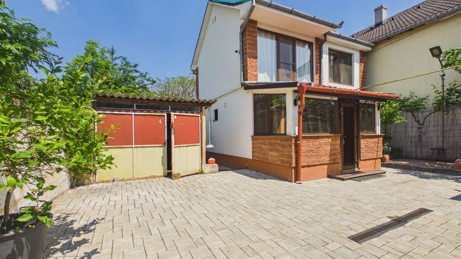 Casă cu 2 corpuri de clădire în Bujac - Poză 1