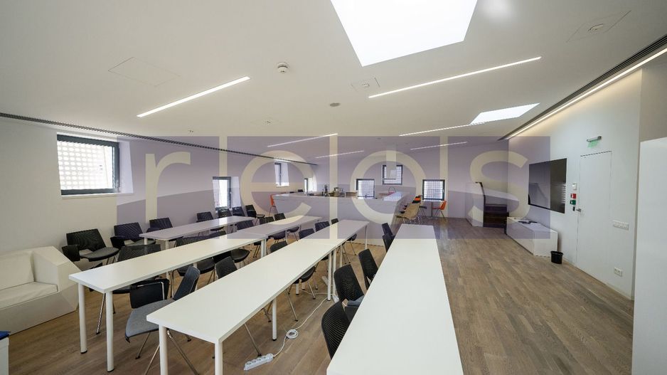 VANZARE -CLADIRE DE BIROURI - ARHITECTURA EXCEPTIONALA - Poză 7