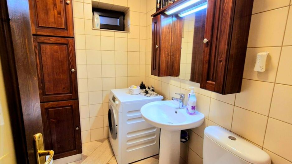 Cauți o casă mare sau spațiu pentru business? Aici le ai pe ambele! - Poză 13