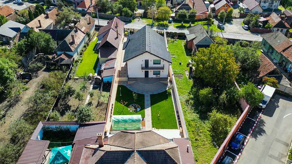 Somptuozitate in stil modern, 2 garaje, 3 terase, totul pe 1.000 mp teren - Poză 16