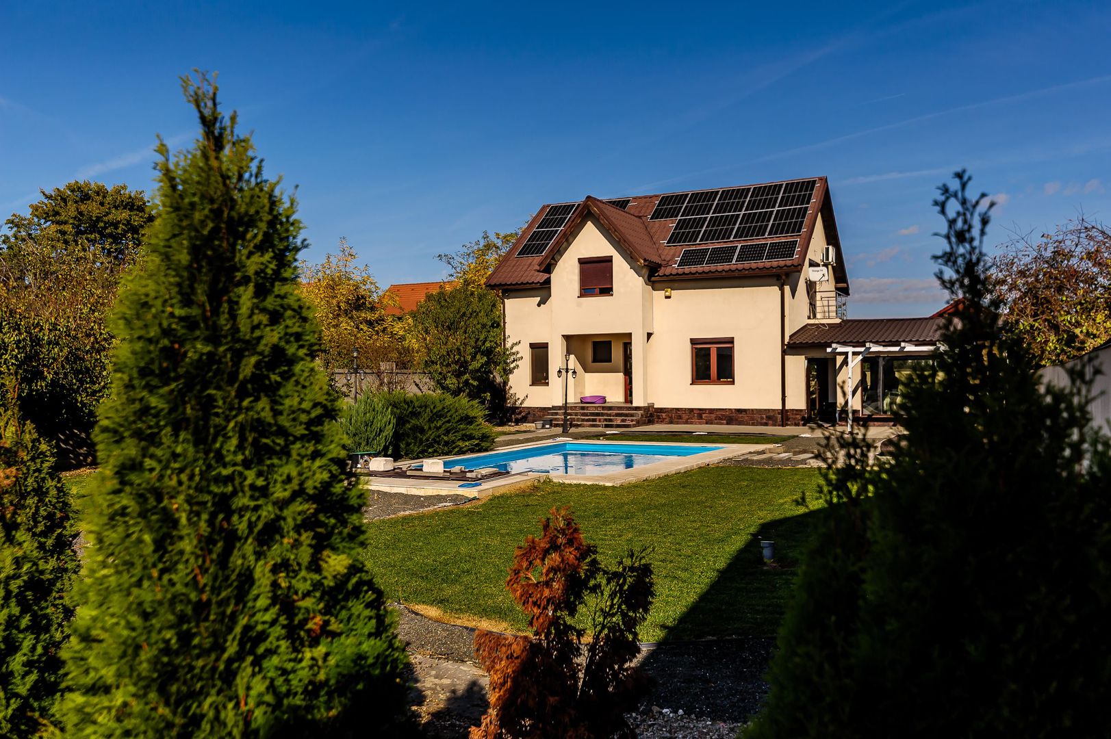 Vilă nouă independentă energetic și 1117 mp teren - Poză 1