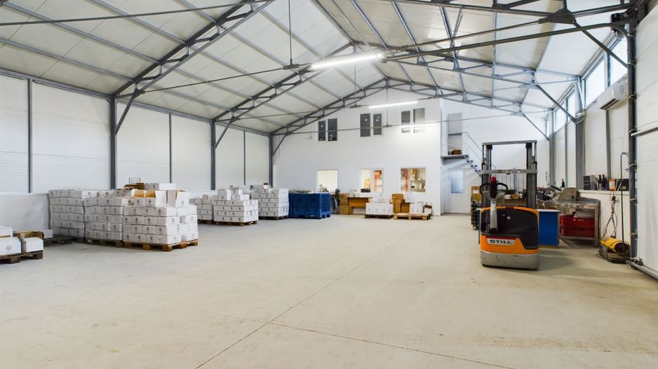 Hală de producție cu spații de birouri - Poză 1