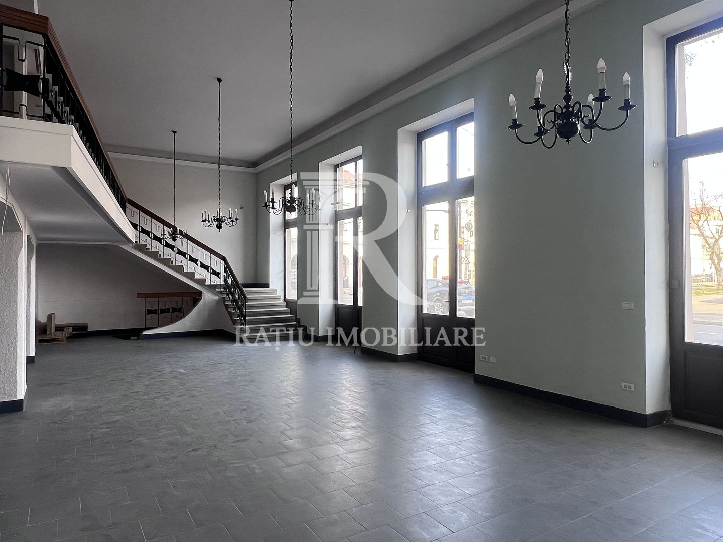 Spațiu Comercial în Imobil Istoric | Locație Ultracentrală | Oradea - Poză 2