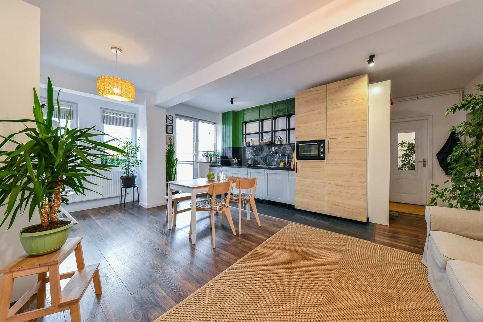 Apartament cu 2 dormitoare și garaj subteran zona Centrală Floresti. - Poză 1